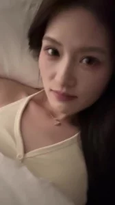 笑容特别甜美这颜值可以去当明星了吧，顶级身材神颜女神