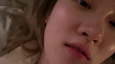 从一开始的有点抗拒到后来的接受母狗身份开始舔脸毒龙，这是一部母狗的进